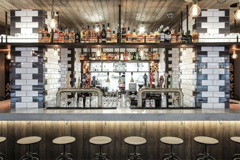 立陶宛餐飲設計,酒吧設計,餐飲空間,木質風格,國外酒吧設計,溫暖工業風