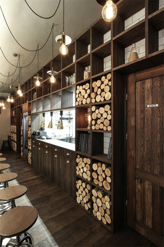 立陶宛餐飲設計,酒吧設計,餐飲空間,木質風格,國外酒吧設計,溫暖工業風
