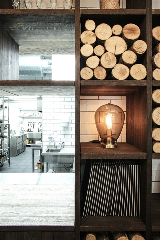 立陶宛餐飲設計,酒吧設計,餐飲空間,木質風格,國外酒吧設計,溫暖工業風