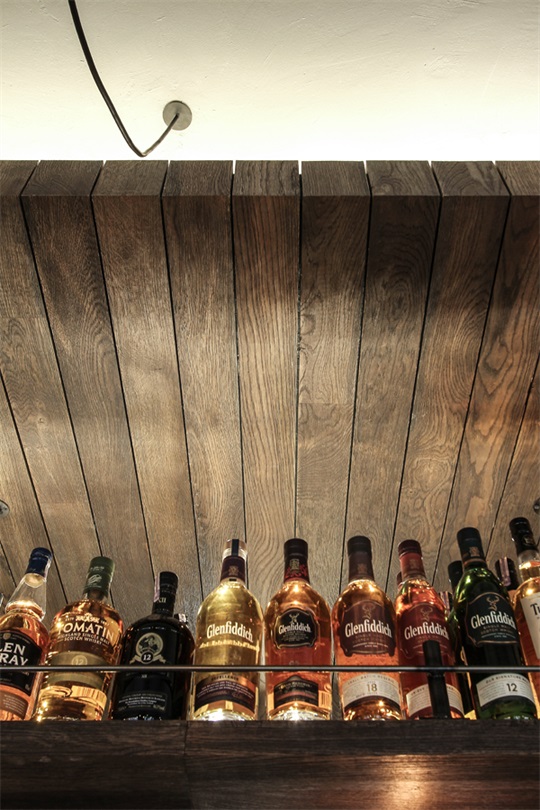 立陶宛餐飲設計,酒吧設計,餐飲空間,木質風格,國外酒吧設計,溫暖工業風