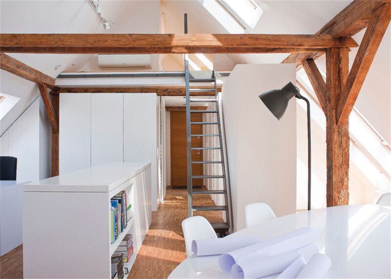 在閣樓裏的建築設計工作室