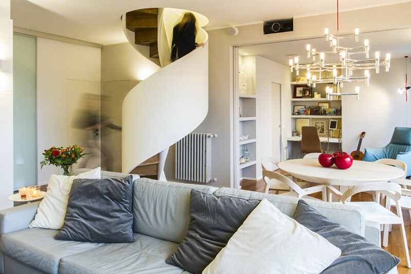 米蘭優美的旋轉樓梯公寓