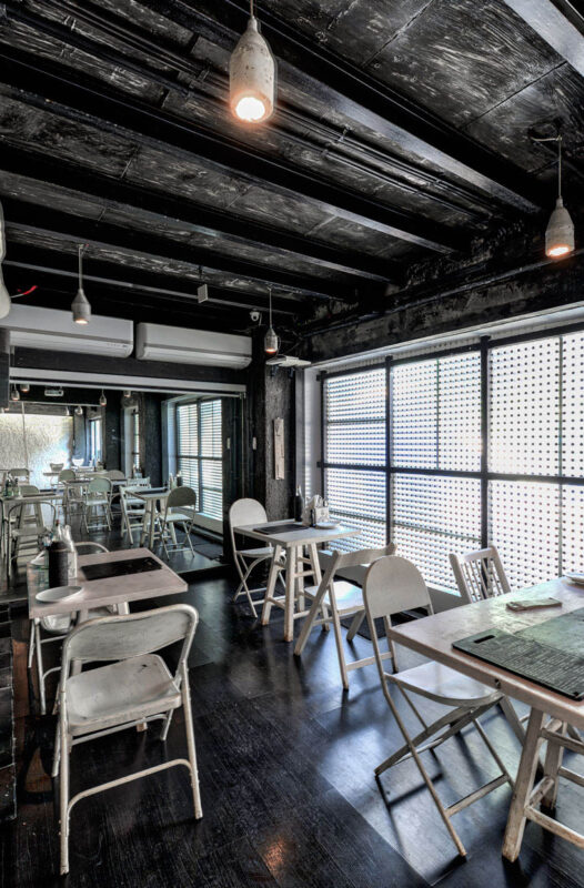 塑料圓筒覆蓋的個性咖啡館