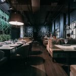 基輔黑色調的Tolstiy&Tonkiy餐廳