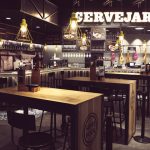 集市氛圍的機場用餐區