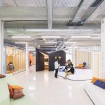 馬德裏清爽色調的廣告公司辦公室