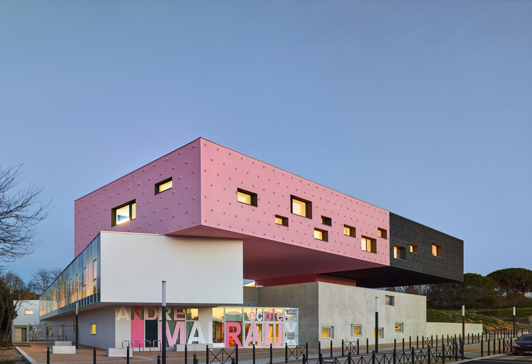 紅色建築設計,國外建築設計案例,彩色建築外立麵設計