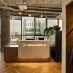 以色列生物科技公司工業風格辦公室設計