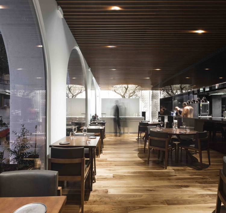 商業空間，餐飲空間，餐廳設計，國外餐廳設計，現代風格餐廳設計，建築改造