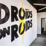 用黑框來定義空間：波蘭科技公司辦公室設計