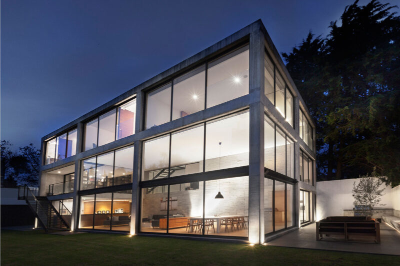 玻璃當外牆！墨西哥現代風格水泥框架別墅設計
