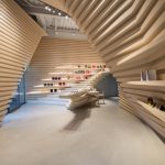 白石畫廊・中國台北–隈研吾首次畫廊設計，標簽式實木結構重塑白盒子