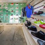 球鞋店與餐廳二合一，曼穀Knock Kitchen & Kicks門店設計