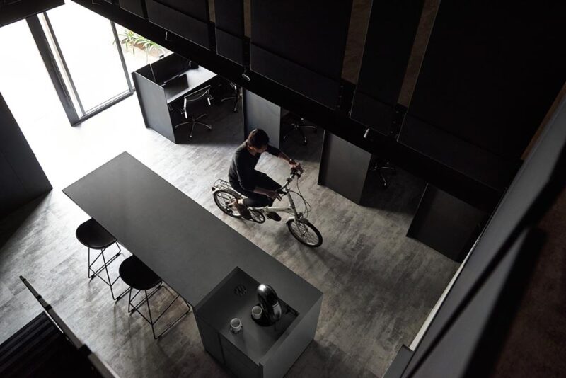 台北「墨色顯影」-激發工作者無限創意的酷黑工作室設計