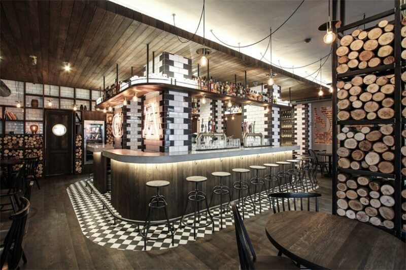在立陶宛北部的小鎮上小酌一杯,Cask 215溫暖工業風酒吧設計