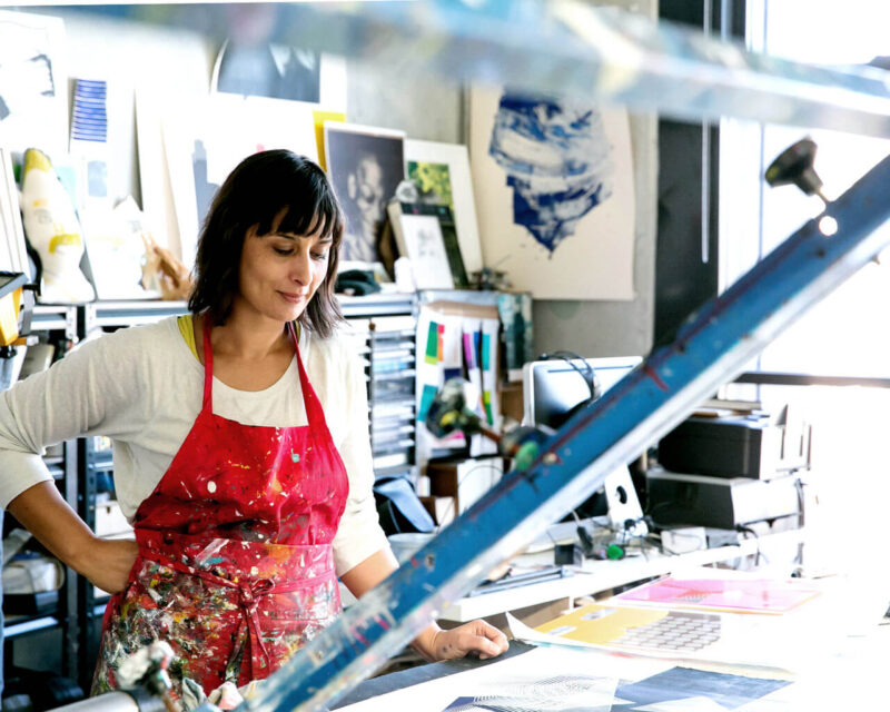 這位出生於倫敦的藝術家，她專注於絲網印刷