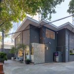 這間水泥辦公小樓有個小花園