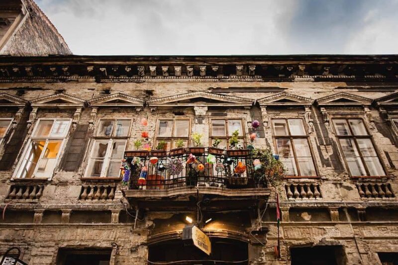 廢墟酒吧的惡趣味浪潮：布達佩斯 SZIMPLA RUIN BAR