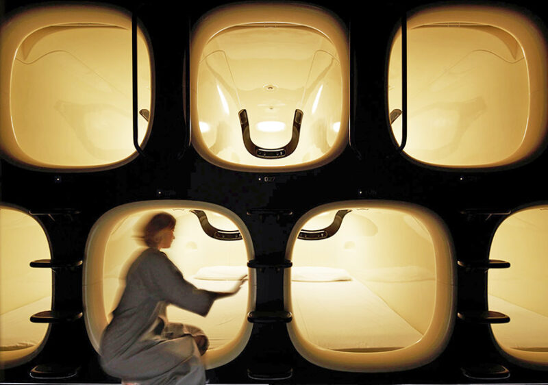 這家極簡風設計有點意思，日本9 Hours膠囊旅館