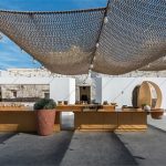 kapsimalis將聖托裏尼島上廢棄的土地改造成一個開放市場