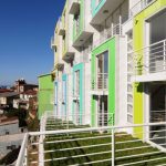 智利瓦爾帕萊索結合地形和周邊環境建造的七彩閣樓住宅