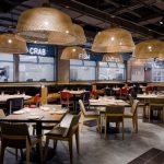 上海這家海鮮餐廳有一麵置物籃做的牆