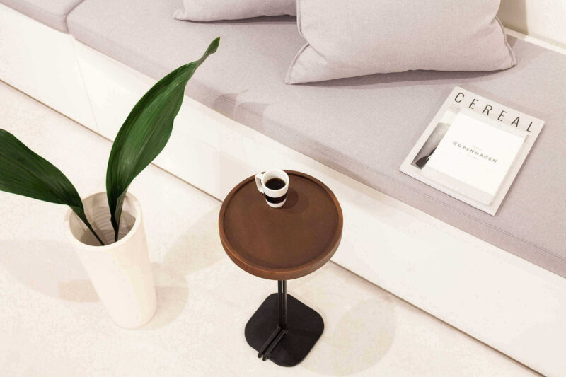 這家緊湊型建築師事務所工作室中有個會議室盒子