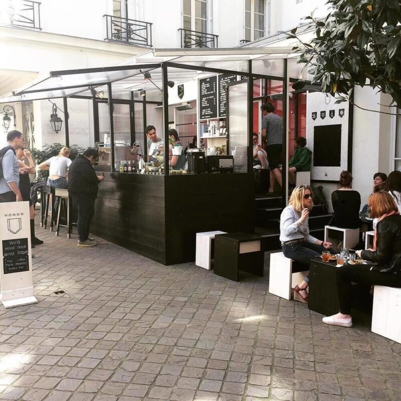 庭院裏的透明咖啡屋，巴黎HONOR CAFÉ