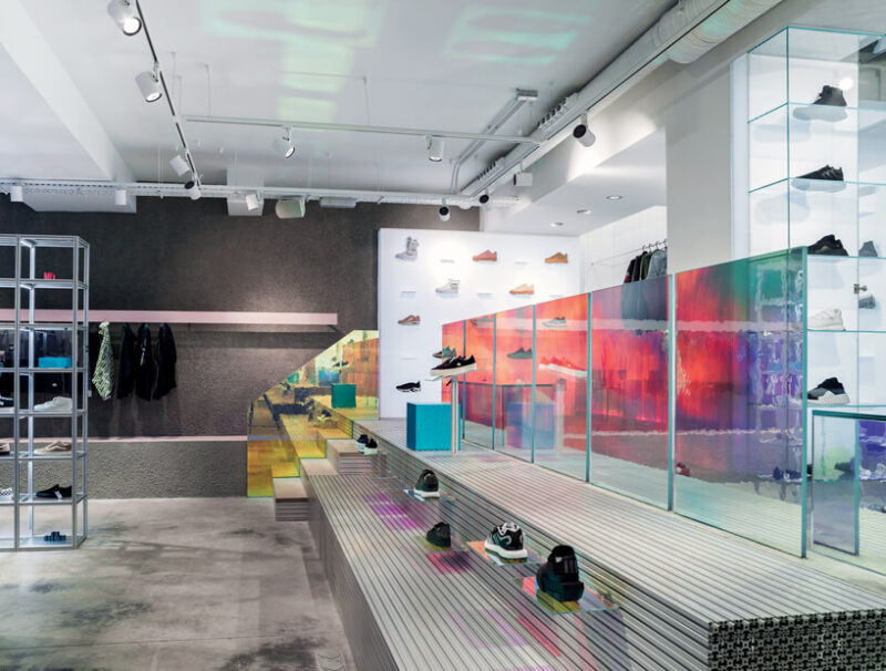 建築改造之舊機械車間改造潮流店鋪設計