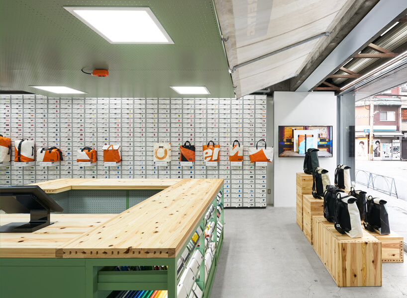 商業空間,FREITAG店麵設計,日本Torafu Architects,潮牌店設計,60多平米店鋪設計,零售店設計