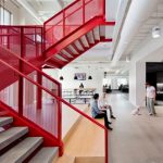 搶眼的紅色樓梯，美國廣告代理公司EP + Co.辦公室設計