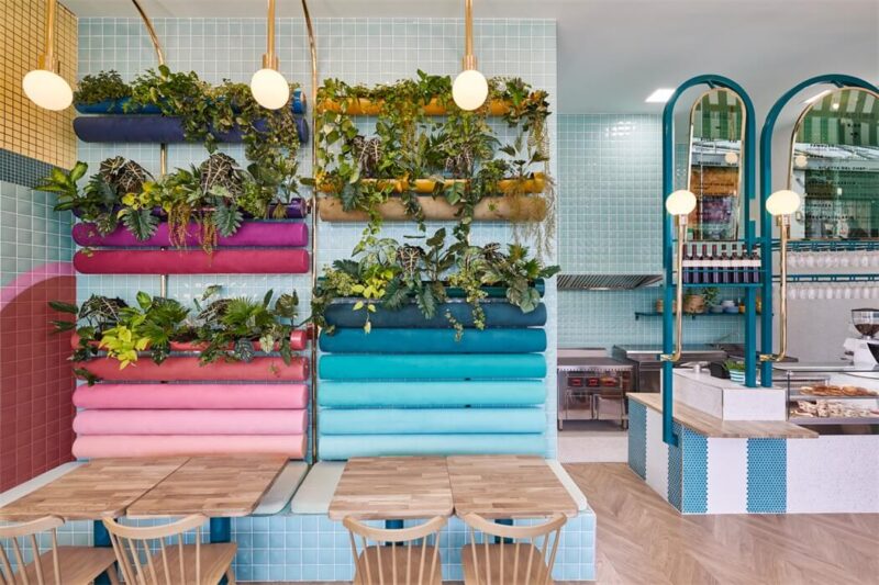 法國裏昂一家明亮多彩的意式餐廳Piada設計