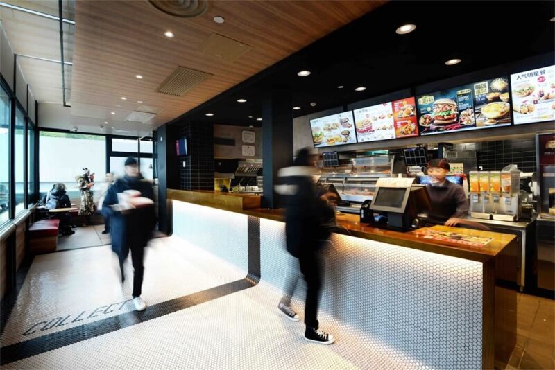 杭州劇院旁這家KFC店長有90米寬隻有4米