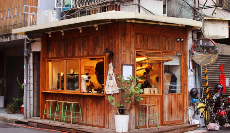 巷弄轉角的木質咖啡吧：夏野豆行