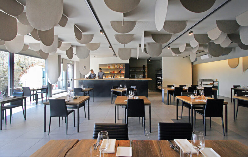 這個意大利Nasturzio餐廳裏使用了毛氈元素