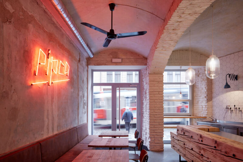 建築改造之布拉格街頭小食館Pipca店麵設計