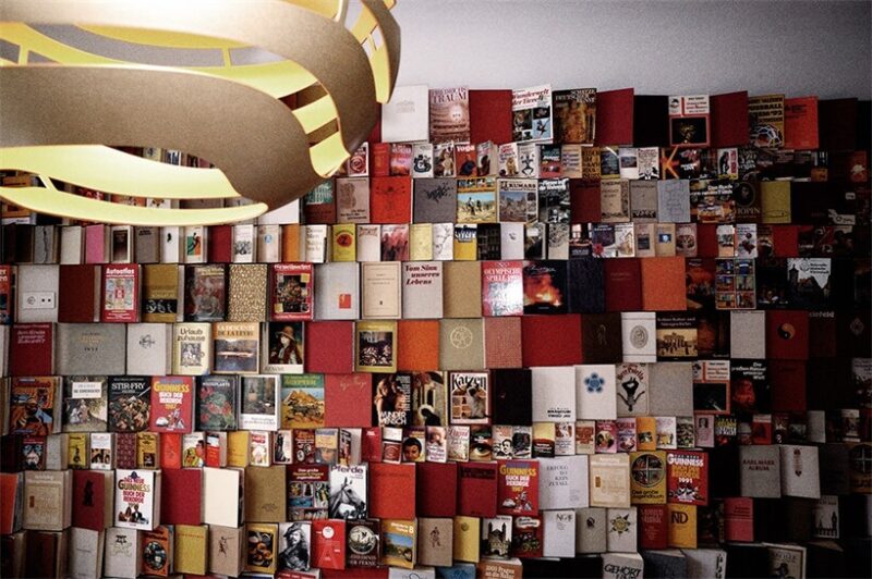 穿梭門窗與書頁間，柏林MICHELBERGER HOTEL酒店設計