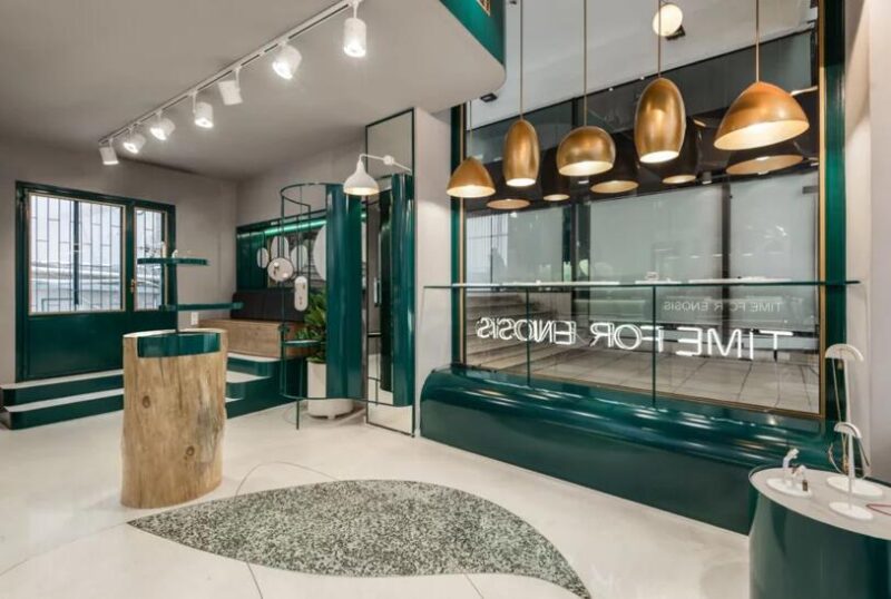 雅典這家珠寶店大膽的使用了深綠與金色搭配