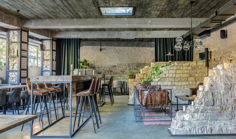 懷舊微醺感，烏克蘭地下酒吧餐廳設計