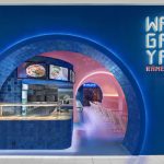 這家餐廳的設計靈感來自於日本櫻花盛開的隧道