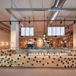 阿姆斯特丹這個咖啡廳裏充滿了混凝土和木質元素