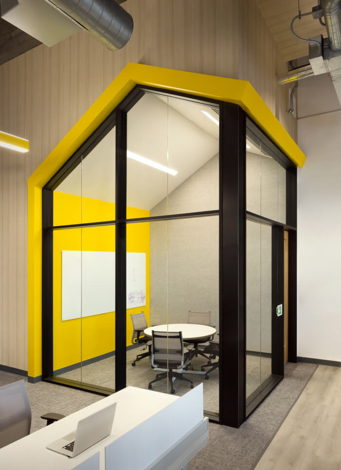 辦公空間，貸款公司辦公室設計，現代風格辦公室，國外辦公室設計
