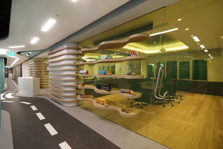 辦公空間,物流公司辦公室設計,國外辦公室設計,開放式辦公室設計,集裝箱元素