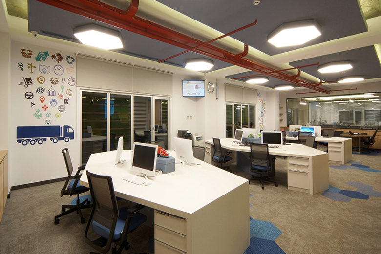 辦公空間,物流公司辦公室設計,國外辦公室設計,開放式辦公室設計,集裝箱元素