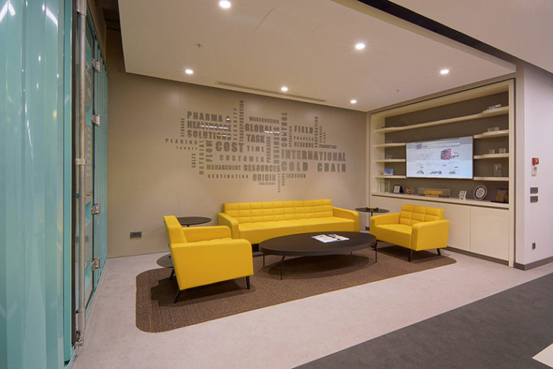 辦公空間,物流公司辦公室設計,國外辦公室設計,開放式辦公室設計,集裝箱元素