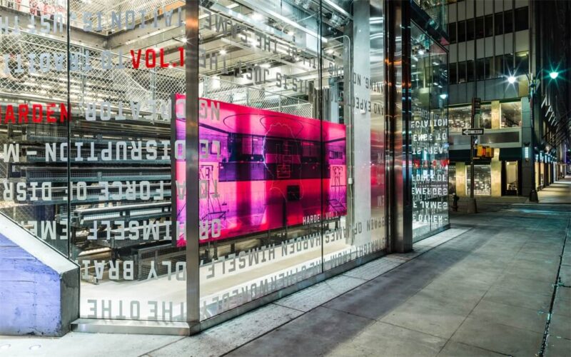 從美國高中體育館汲取靈感，阿迪達斯紐約旗艦店設計