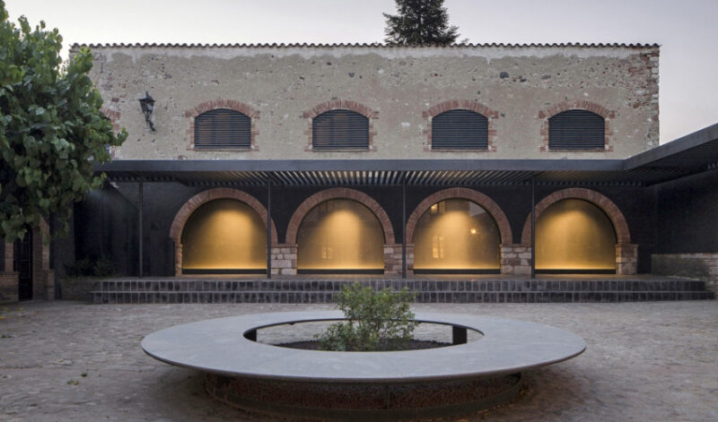 光影變化之美，西班牙舊農舍改造現代地窖式別墅