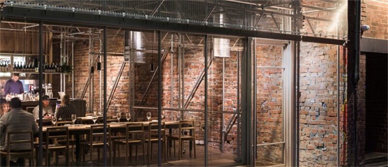 在兩棟建築物的空隙之間用腳手架搭建一個美食空間