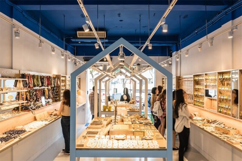 打破街道立麵規則，台中一間飾品商店設計