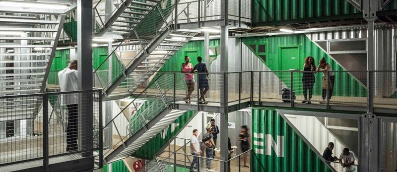 這棟模塊化住宅樓由140個集裝箱組成